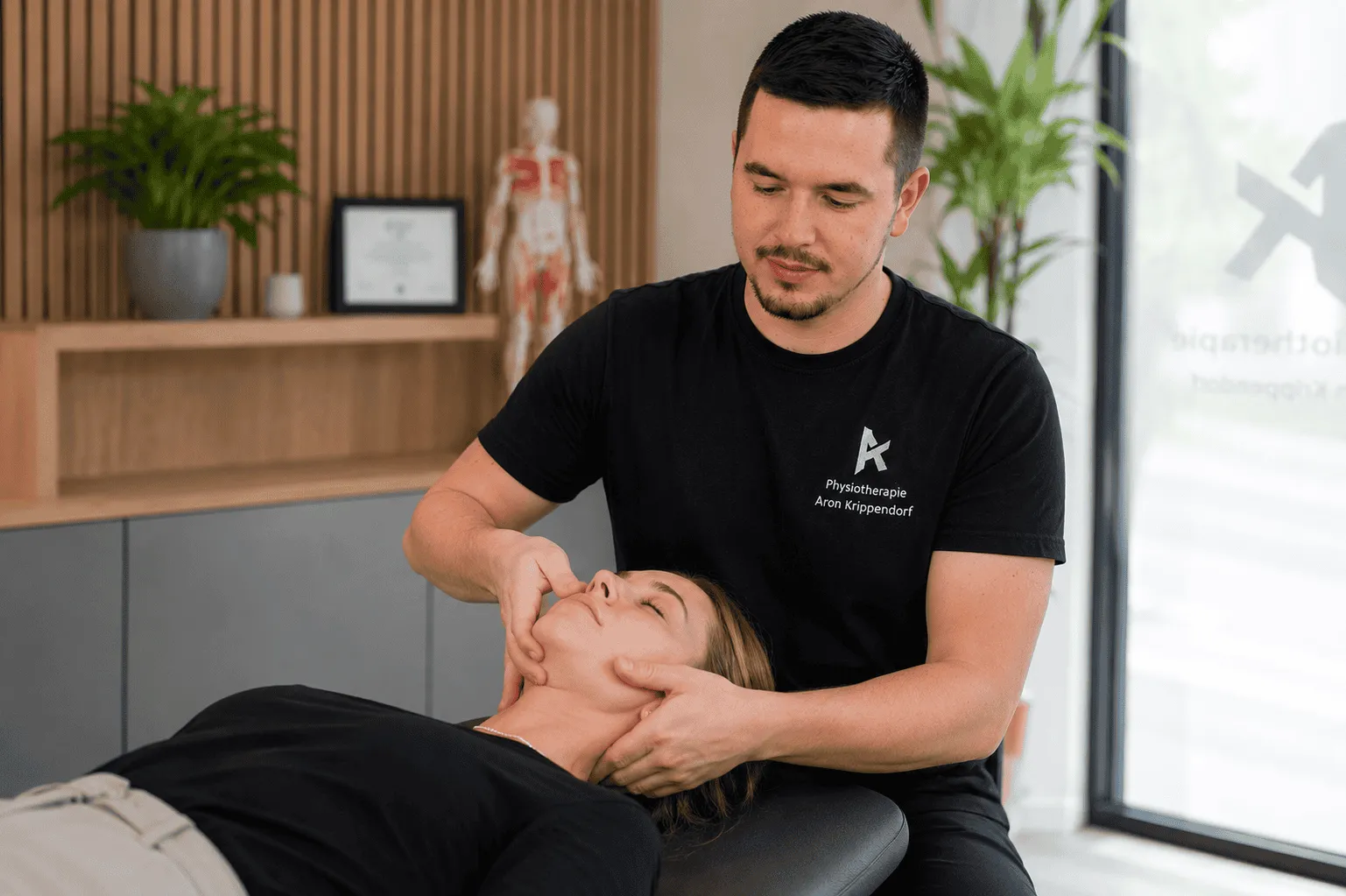 Behandlung im Hausbesuch - der Therapeut arbeitet direkt beim Patienten